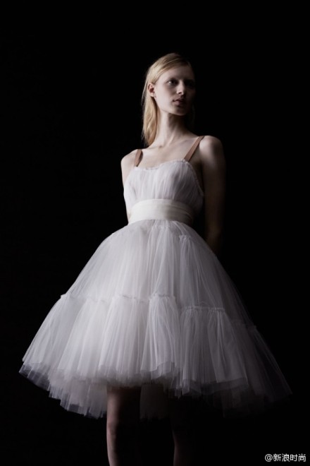 【Lanvin Blanche 2014婚纱系列打造优雅新娘】法国历史最悠久的高级时装品牌Lanvin（朗雯）推出Lanvin Blanche 2014婚纱系列，剪裁设计充满突破的婚纱适合那些既热爱幻想又喜欢打破常规的新娘。