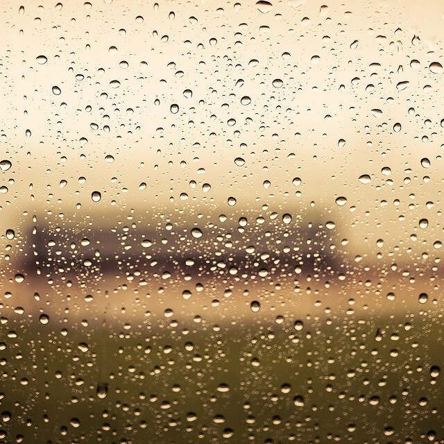 窗上的雨水，天空在哭泣 雨水 摄影