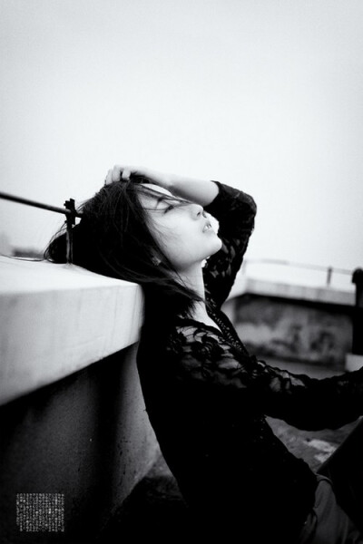 冷的夜风敲碎了我相思的围墙， 你悦耳的微笑之声仿佛悦耳的天籁之音， 划过寂寥的夜空，滑向我相思的耳畔， 滴落在我的心里，滴落在我深深思念你的生命里。