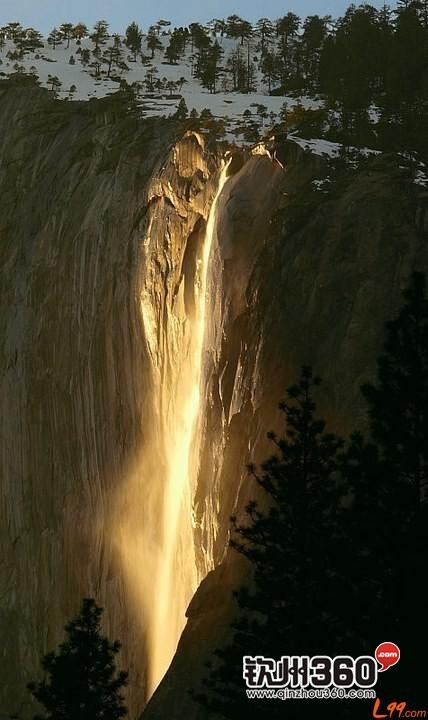 Horsetail Falls in Yosemite（米国加州优胜美地） 在这里，每年只有二月份的几天，当太阳与瀑布达到一定的角度是就会出现这种奇观 犹如瀑布着火一般！