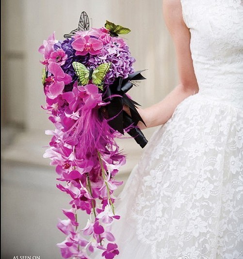 【新娘手捧花】新郎将手捧花轻轻地交到新娘的手中，从走出家门直到迈入教堂，新娘一直紧握着这份甜蜜，直到婚礼结束时将捧花抛给期盼幸福的另一位女子……爱与希冀就在那一片片花瓣间飞扬着。