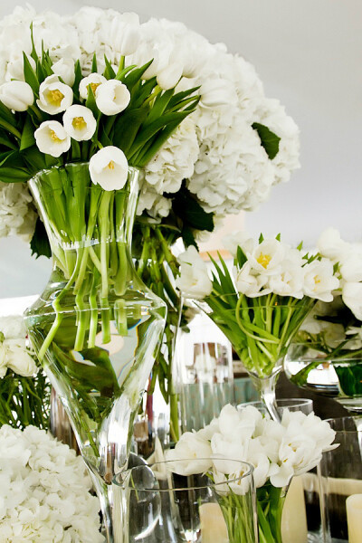 白色系婚礼花艺布置 纯净美感更显闪耀