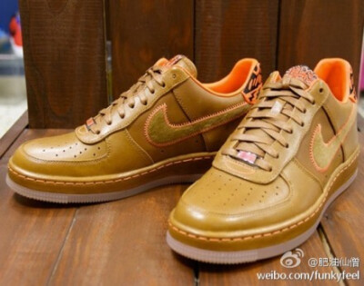 香港最后一天血拼后的战利品展示！AIR FORCE 1 LOW DOWNTOWN QS – “BHM BLACK HISTORY MONTH 2013″ EDITION 一眼就相中了这款极配我那件牛皮夹克的“土豪金AF1”和 PUMA SUEDE ARCHIVE