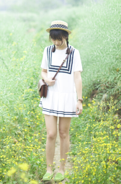 学院风连衣裙~海军领是店主最爱啊哈哈哈，非常减龄哦！！厚雪纺料子的，夏天穿也不会热哒~一片式设计，夏天出门往身上一套，妥妥的就能出门啦！