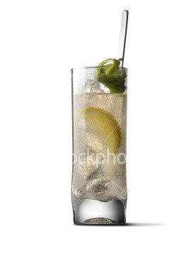 汤姆柯林斯 Tom Collins【材 料】辛辣金酒45毫升，柠檬汁1/2个量，砂糖3茶勺，苏打水补足剩余，柠檬片1片，红樱桃1个【制 法】(1)将金酒、柠檬汁、砂糖轻轻摇和；(2)将摇和好的酒倒入高杯中；(3)加入冰块，注满苏打水，用柠檬片和樱桃装饰。