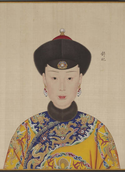  舒妃，叶赫那拉氏，满洲正黄旗人，侍郎永绥女，生于雍正六年(1728年)六月初一日，乾隆六年14岁时被选入宫，赐号贵人，同年十一月册封为舒嫔。乾隆十四年四月，叶赫那拉氏晋封为舒妃，画卷上的舒妃像应为这年绘制。…