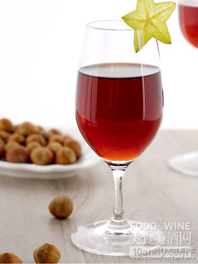 【Adonis 阿多尼斯】原料：30毫升干型雪利酒、15毫升甜（红） Vermouth、2滴橙皮苦酒（不要用Angostura 苦艾酒代替） 制作方法：在调酒壶中先后加入上述原料，用搅拌棒慢慢搅匀即可。