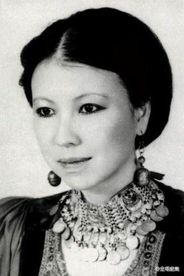 学着主宰自己的生活；即使孑然一身，也不算一个太坏的局面。不自怜、不自卑、不怨叹，一日一日来，一步一步走，那份柳暗花明的喜乐和必然的抵达，在于我们自己的修持。——三毛