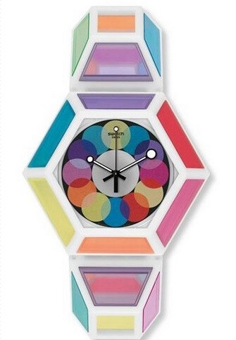 SWATCH DODECAHEDRON COLLISION（￥5000.00｜曾为LADY GAGA的MTV设计道具的伦敦知名设计師FRED BUTLER最近联同钟表品牌SWATCH合作，推出名为DODECAHEDRON COLLISION的表款。其设计上运用了FRED BUTLER最擅長的多角几…