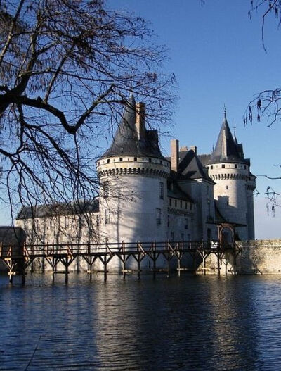 Sully sur Loire Castle, Loire Valley, France ..rh