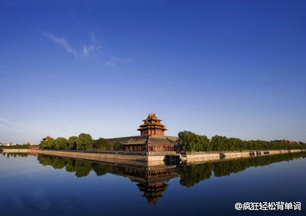 【中国古建筑名称中英文对照】宫palace;殿 hall;亭 pavilion;台 platform tower;楼 building tower;阁 tower attic;刹 temple;坛 the temple of the heaven;庙 taoist temple;寺 temple;庵 hunney;观 taoist temple;廊 carible;河 moat;斋 study;庄 store/villige;馆 mansion /;轩 veranda/pavilion