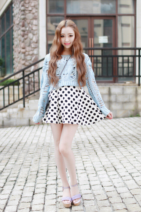 颜色超美的浅紫色，坡跟底走路不但不累而且穿起来很显腿长噢，夏天甜美清新编织小凉鞋。