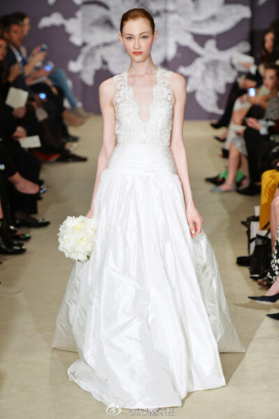 Carolina Herrera 2015春夏婚纱时装秀，纽约上东区代表之一的 Carolina Herrera（卡罗琳娜·海莱拉）在自己的婚纱新季设计中一如既往的演绎了浪漫与优雅。