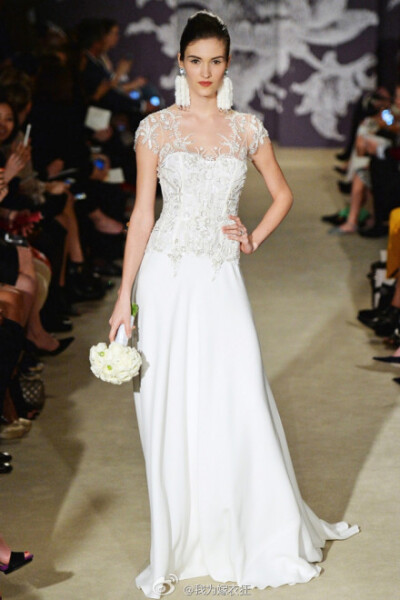Carolina Herrera 2015春夏婚纱时装秀，纽约上东区代表之一的 Carolina Herrera（卡罗琳娜·海莱拉）在自己的婚纱新季设计中一如既往的演绎了浪漫与优雅。