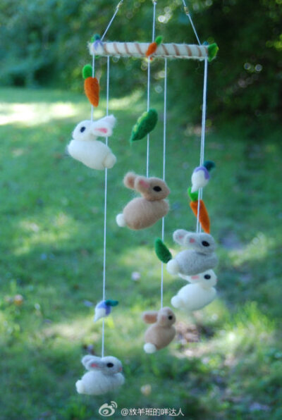 #羊毛毡风铃#这是来自美国的Lisa做的各种羊毛毡风铃，有奔跑的小鹿、可爱的绵羊、彩色的兔子......风一吹，他们就会欢乐地奔跑了。