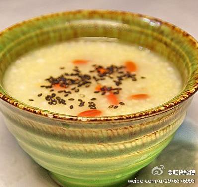 【最适合睡前吃的3种营养食物】小米粥--降低兴奋度；全麦食品--消除烦躁，燕麦、大麦、糙米、全麦面包、全麦饼干等都属于全麦食品；牛奶、核桃--放松神经。