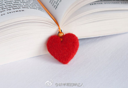 #羊毛毡书签#拉脱维亚的Liga Kandele是Etsy上一个售卖手绘真丝围巾的卖家，她的店里还寄卖着她的妈妈livija kandele的羊毛毡书签。这些羊毛毡书签其实并没有多少复杂和高深，但是这种小巧的简单的感觉，反而不会喧宾夺主，让人在阅读的时候有一种小小的喜悦。