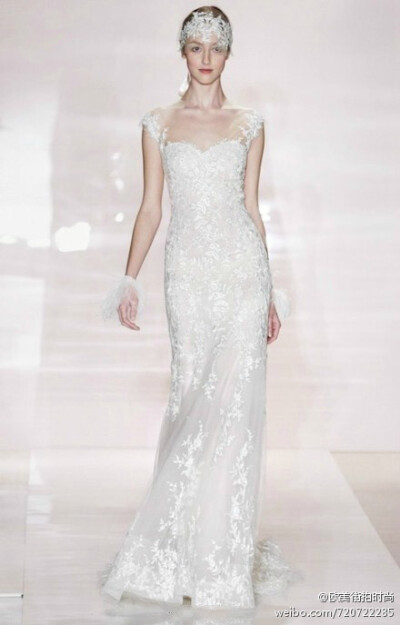 Reem Acra发布了2014秋冬婚纱系列，设计师在轻盈的古董软绸与蕾丝之上辅以手工刺绣增加质感，头纱披肩合二为一的设计让梦幻曼妙之余又略带霸气~~~