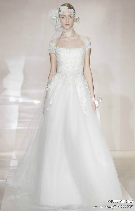 Reem Acra发布了2014秋冬婚纱系列，设计师在轻盈的古董软绸与蕾丝之上辅以手工刺绣增加质感，头纱披肩合二为一的设计让梦幻曼妙之余又略带霸气~~~