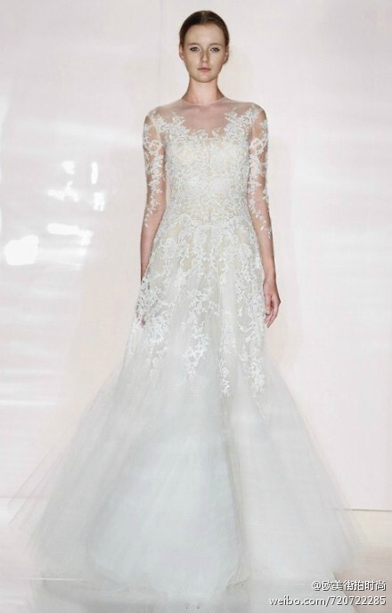 Reem Acra发布了2014秋冬婚纱系列，设计师在轻盈的古董软绸与蕾丝之上辅以手工刺绣增加质感，头纱披肩合二为一的设计让梦幻曼妙之余又略带霸气~~~