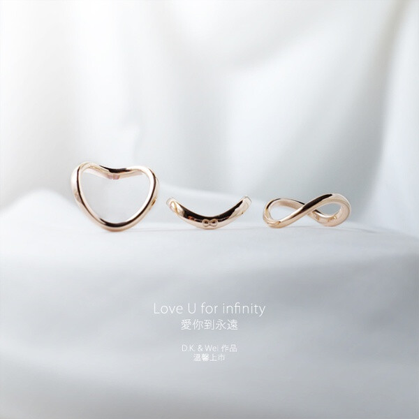 Love U for infinity（爱你到永远），既是戒指，也是项坠。925纯银手工铸造打磨，细腻简约，极简抽象的流动线型，在暖暖玫瑰金的衬托下突显极简艺术的精致美。创作灵感来自代表无限的数学符号∞，充分展示出了抽象艺术在旋转变换中形与义的交替，又巧妙地描绘出了恋人间浪漫的爱情——∞是无限，是TA微笑时上扬的嘴角，也是TA永远的承诺……