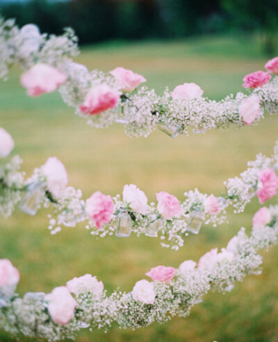 雏菊、满天星、乒乓球花~~~各种小花材，白绿、白绿黄、粉绿~~~~都是小清新搭配的首选