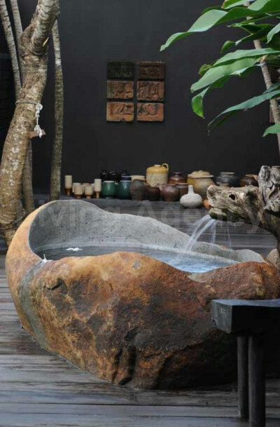 stone bathtub, amazing....