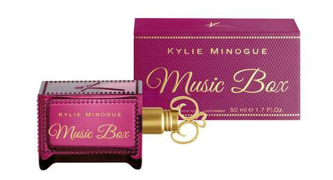 Kylie Minogue的音乐盒，Kylie Minogue宣布在2012年7月推出了自己全新香水Music Box，创作的灵感来自她儿时最喜欢的、总能令她充满惊奇与兴奋的老式音乐盒。Kylie说她的这款新香水有着迷人的气息，唤起她对于音乐盒的感情。 Music Box的香调包含了果香、花香与木质香。前调是覆盆子、草莓、香柠檬；中调的花香为玫瑰、小苍兰、橙花；尾调融合了檀香、龙涎香与白麝香。