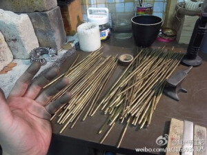 #传统技艺# 黄铜制作 - 日本冈山县过去是黄铜日用器的制作中心，现仍存有许多小工坊传承着黄铜锻造的制作技艺。整个制作过程就是将金属热熔后注入模具之中，再经切割，焊接，抛光等流程将冰冷的金属打造成所需之器，其中最关键的一步是要用小锤敲打出有手工感的纹理，而初学者一般很难把握正确的角度。