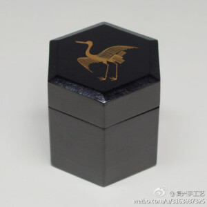 #无漆不成器# 漆枣 - 漆枣就是指在日本“抹茶道”中盛放薄抹茶用的器物，形似大枣，材质以木胎大漆为主。漆枣有平枣、小枣、中枣、大枣等规格，好看不如枣子，一组枣子欣赏。