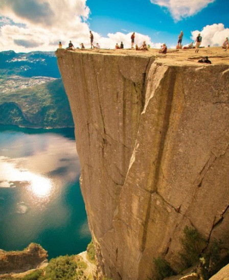 这里是挪威，凯斯特（Preikestolen）悬崖，崖顶方方正正、棱角嶙峋，垂直高度600多米，宛如天成。传说是上帝预备的布道之处。