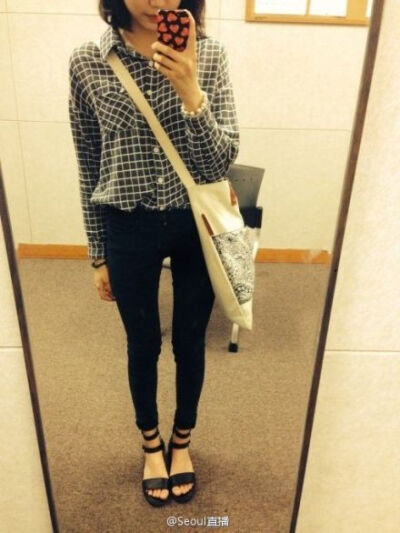 衬衫 × 紧身裤 × 凉鞋