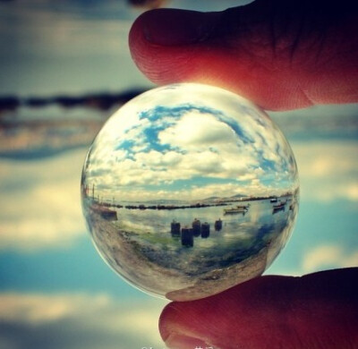 一个非常独特的摄影手法，整个世界美景尽收于一个小小水晶球内。恍惚间，是否能够看到自己的未来。