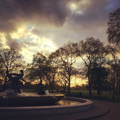 The sun sets over the Joy of Life Fountain in Hyde Park, London 12°C I 54°F #BurberryWeather