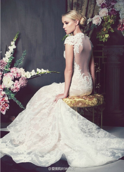 #潮流资讯#婚纱设计师Anna Georgina推出2014婚纱系列，从平滑的真丝贴身裙摆，到复古蕾丝上衣设计，将丝绸软缎的性感与薄纱绢网的立体感完美结合。露背紧身胸衣与蓬松裙摆的搭配塑造新娘的优雅高贵气质，可以完美融…