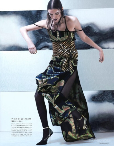 Laura Kampman by Chad Pitman for Numéro Tokyo May 2014丨冰冷的色调，极富未来感的时装设计，这组大片极美，却又透着如影随形的阴郁和冷静，日版《Numéro》在坚持了杂志high fashion的同时，亦融入日本人对于科幻…