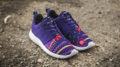 Nike 联手日本艺术家Yuko Kanatani 推出的Roshe Run &amp;quot;Midnight Craftwork&amp;quot;鞋款，将Yuko 特立独行、充满活力的创作风格加入到这个大热慢跑鞋款中。女生专属，汉子别哭