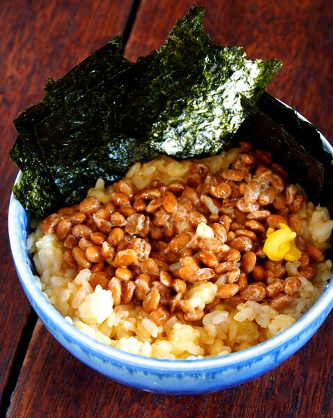 はんは,「あったかごはんに卵ダイレクトイン」派です这是纳豆吧