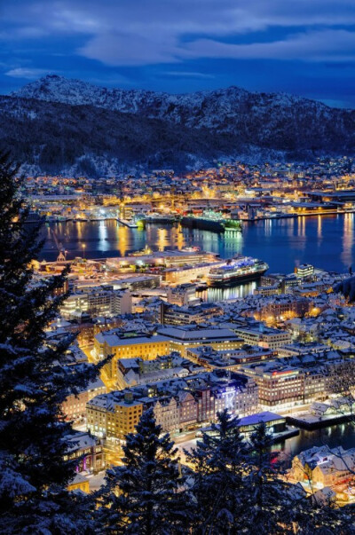 挪威卑尔根 Bergen, Norway 挪威的第二大城，也是西海岸最大最美的港都，落在挪威西海岸陡峭的峡湾线上，倚着港湾和七座山头，市区频临碧湾（Byfiord），直通大西洋，是座风光明媚的港湾之城。