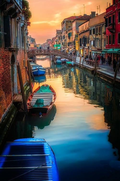 意大利威尼斯Venice, Italy 威尼斯並非单一座岛屿，而是由一百六十条运河分割成一百一十八座小岛的群岛，跨越运河的桥超过四百座。威尼斯的动脉“大运河”（Grand Canal）两岸，尽是水都最美丽的建筑物。富有的威尼斯商人，在大运河岸边兴建了大约一百座文艺复兴或巴洛克风格的宫殿，美不胜收