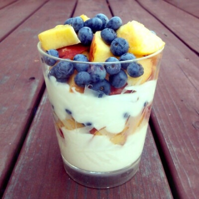 夏日的午后，来杯Fresh peaches and blueberry parfait~（By hapatime） http://t.cn/8sd29EG