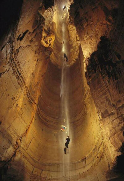 库鲁伯亚拉洞穴（英语：Krubera Cave）一译克鲁布拉山洞，也作Voronya Cave，位于格鲁吉亚阿布哈兹共和国加格拉区的阿拉贝卡山中。于1960年发现。2004年探查深度超过2000米，达2080米。最新数据显示已探明深度2191米…