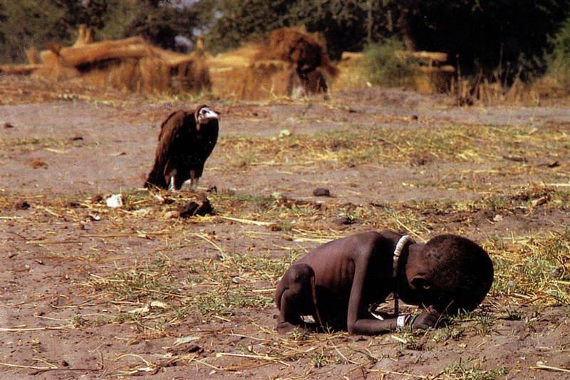10】1993年，Kevin Carter（凯文·卡特）记录了苏丹的极端饥荒与极度贫穷。