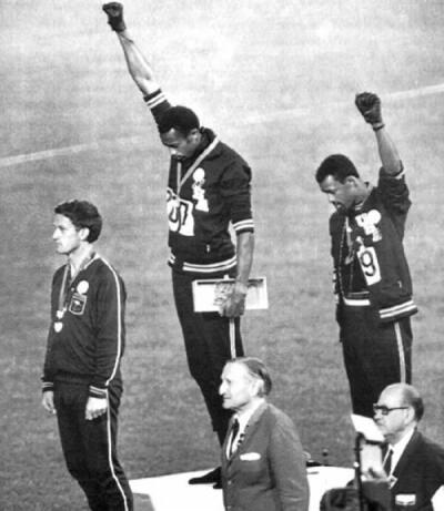 37】1968年墨西哥城奥运会上，铜牌获得者John Carlos（约翰·卡罗斯）向黑人权力致敬。