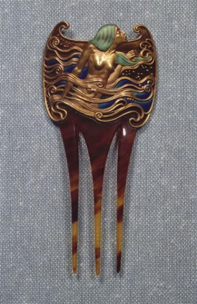 Eugène Samuel Grasset (1841-1917) - Hair Comb. Carved Tortoiseshell, Gold and Enamel. France. Circa 1900.