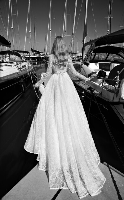 The St-Tropez Cruise by Galia Lahav 2013。Galia Lahav 2013婚纱系列用黑白方式演绎，展示了婚纱别具一格的高贵与优雅。