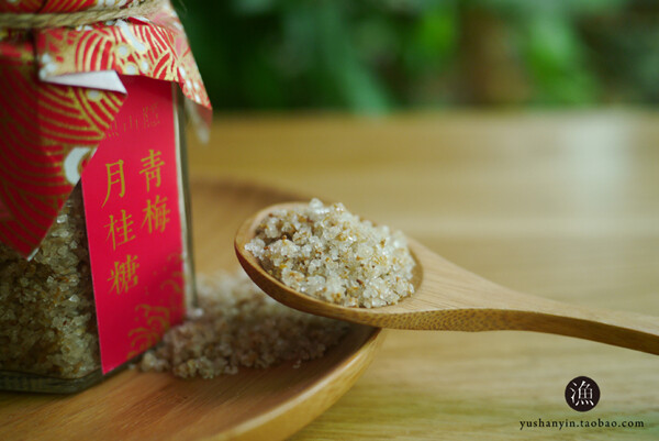 江浙的甜食，以桂花糖来制作就别有一番风味了，没入口就已醉人；此款月桂糖非生产线出品，味道纯正无添加，从收集鲜桂花，到成糖依照古法手工制作，包装卫生，食用方便，吃汤圆、做藕片都适合。古法手制糖桂花http://www.chahp.com/item/1932.html