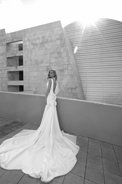 Homage to the Sizzling 1920s by Galia Lahav 2012。Galia Lahav2012春夏好莱坞复古唯美婚纱，本系列婚纱不仅仅具有好莱坞式的复古气质，同时也具有现代时尚的精髓理念。大片采用黑白色调的表现手法，无论是在室内…