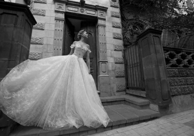 Homage to the Sizzling 1920s by Galia Lahav 2012。Galia Lahav2012春夏好莱坞复古唯美婚纱，本系列婚纱不仅仅具有好莱坞式的复古气质，同时也具有现代时尚的精髓理念。大片采用黑白色调的表现手法，无论是在室内…