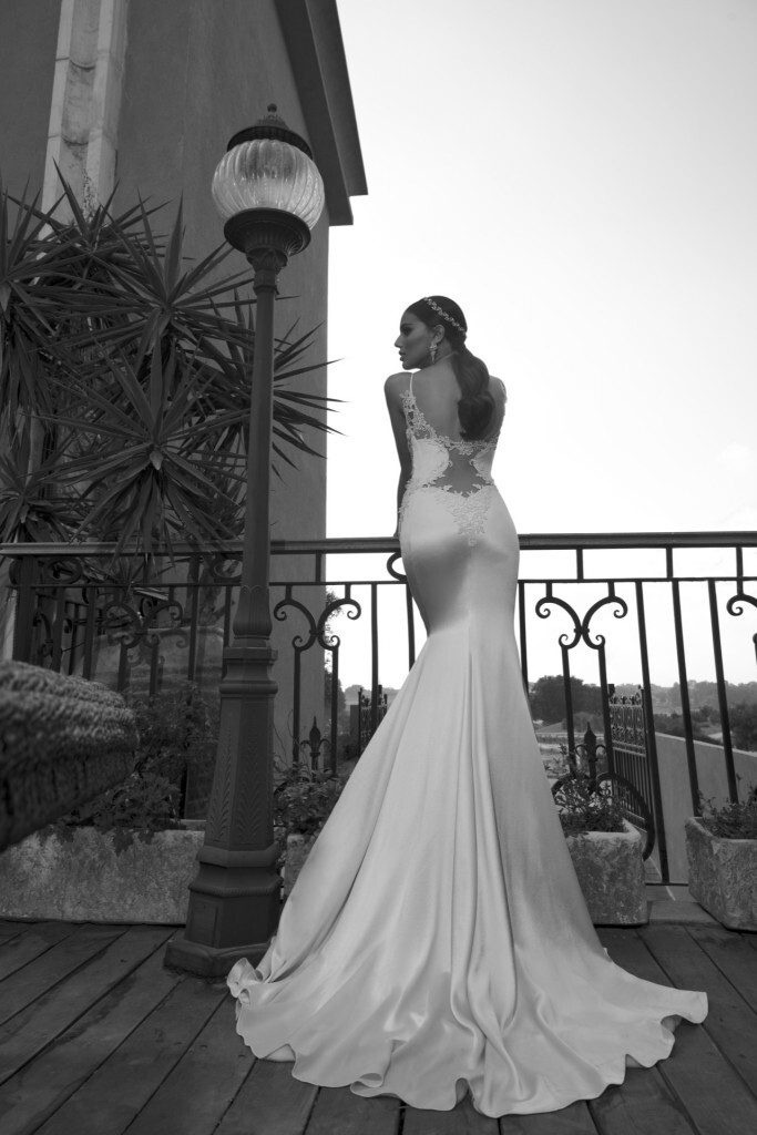 The Empress by Galia Lahav 2014 Bridal。 Galia Lahav 2014婚纱礼服系列，修身鱼尾轮廓令腰身线条紧致性感，精致法国花边和意大利丝绸，戏剧性的背饰，完整的薄纱长拖尾设计透着高贵与奢华。